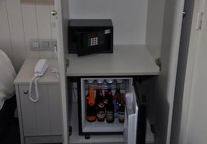 Twin Room, Terrace | Minibar - Bilderdijk Hotel (De Haan)