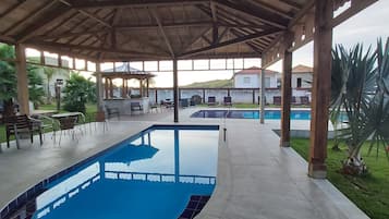 2 piscinas externas