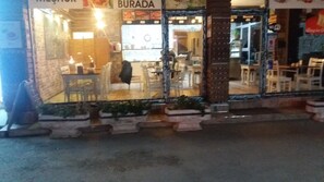 Se sirven almuerzos y cenas, cocina turca