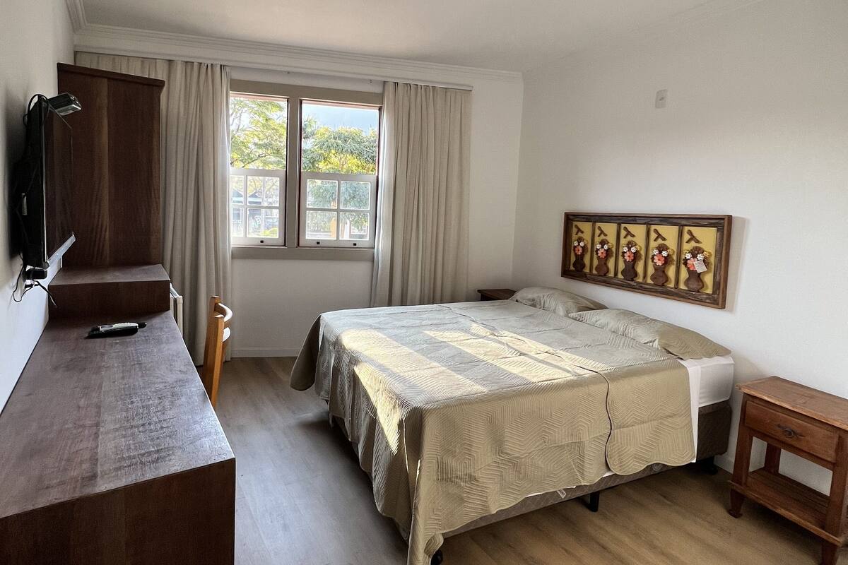 ميني بار ومكواة/لوح كي وواي فاي مجانًا وملاءات أسرّة