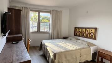 Quarto casal luxo | Frigobar, ferros/tábuas de passar roupa, Wi-Fi de cortesia