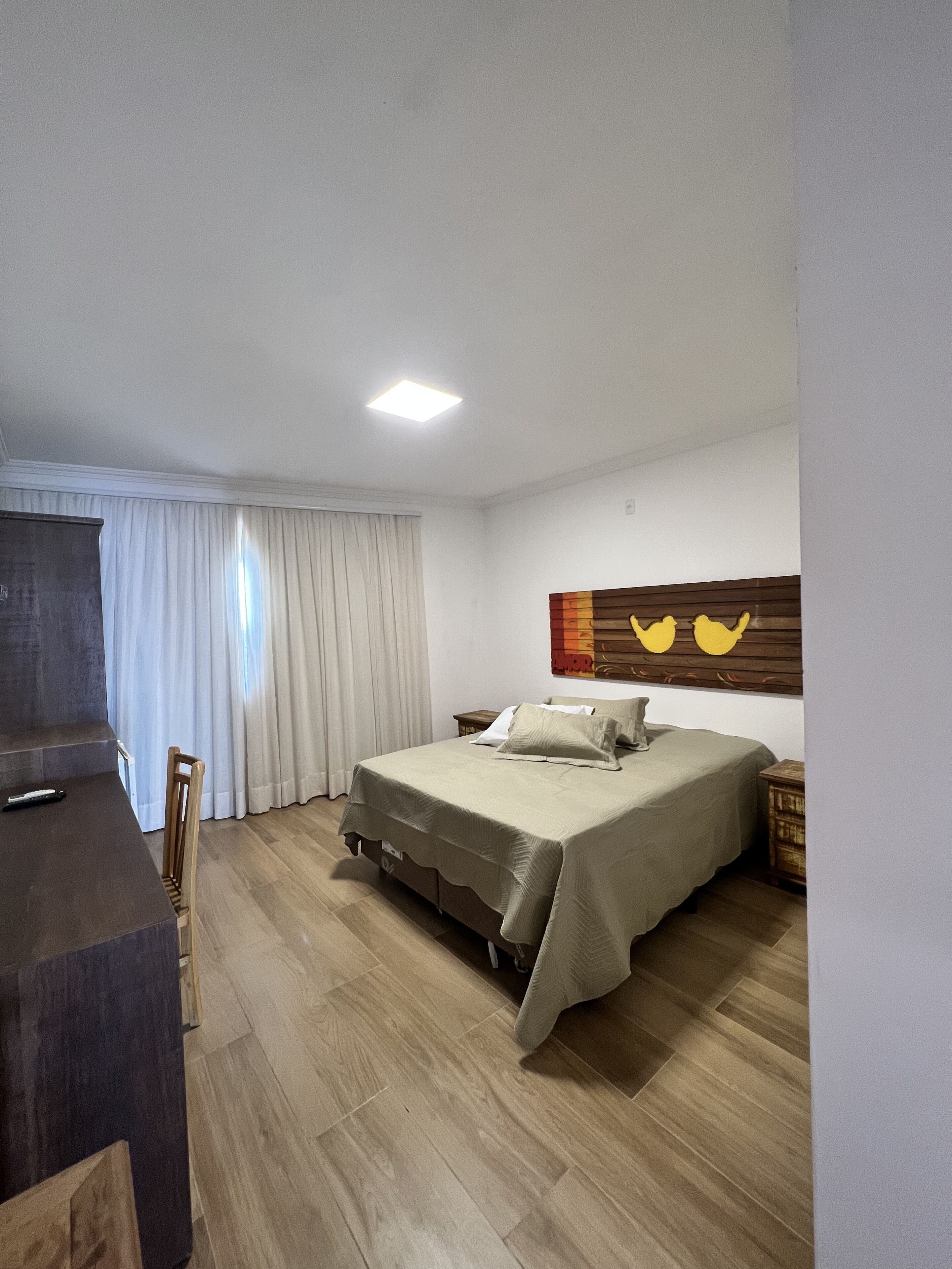 Minibar, tabla de planchar con plancha, wifi gratis y ropa de cama 