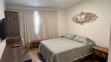 Quarto casal luxo | Frigobar, ferros/tábuas de passar roupa, Wi-Fi de cortesia