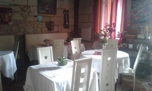 Dinner served, French cuisine - L'Etape (Vayres)