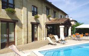 Utendørsbasseng og solsenger