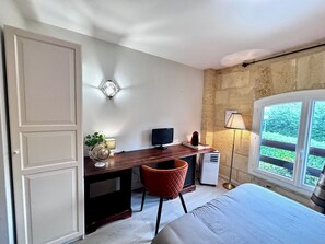 Chambre Single Confort 1 grand lit | Bureau, espace de travail pour ordinateur portable