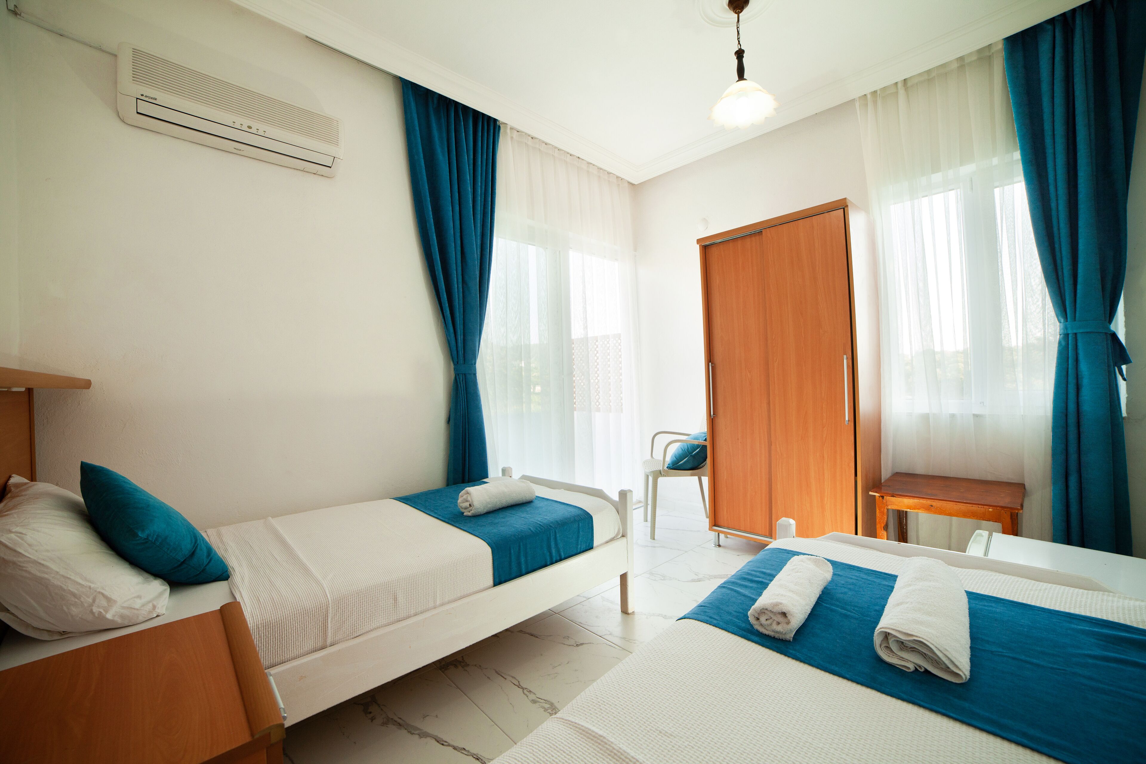 twin room | desk, free cots/infant beds, free wifi, bed sheets