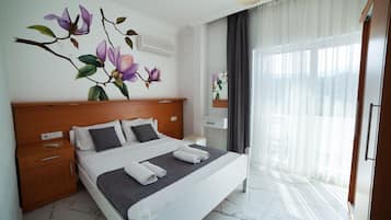 Family Apartment | Desk, free cots/infant beds, free WiFi, bed sheets