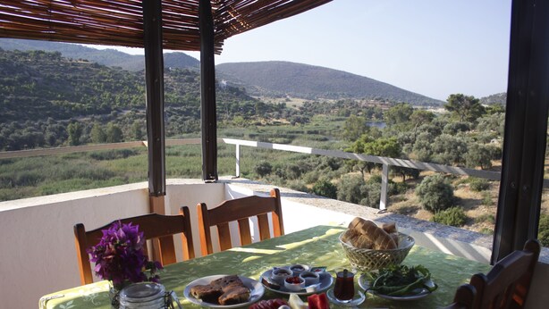 A table set for breakfast with a view of a mountainous landscape. - Zeybek 2 Pension & Apart (Kas)