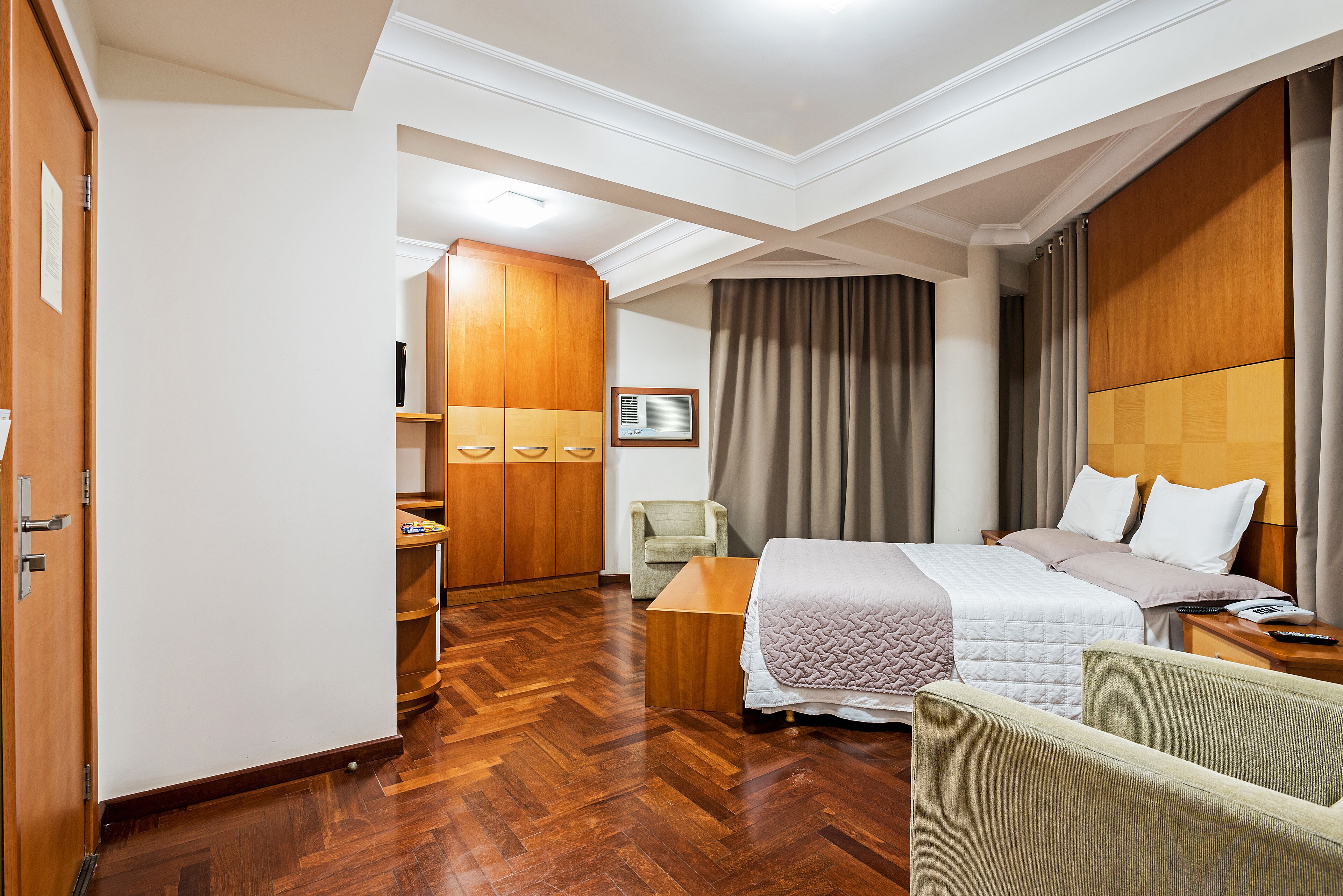 luxo com cama de casal | 1 bedroom, minibar, desk, blackout curtains