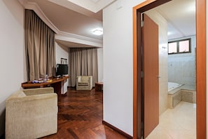 Suite com Hidromassagem | 迷你吧、办公桌、遮光窗帘、隔音