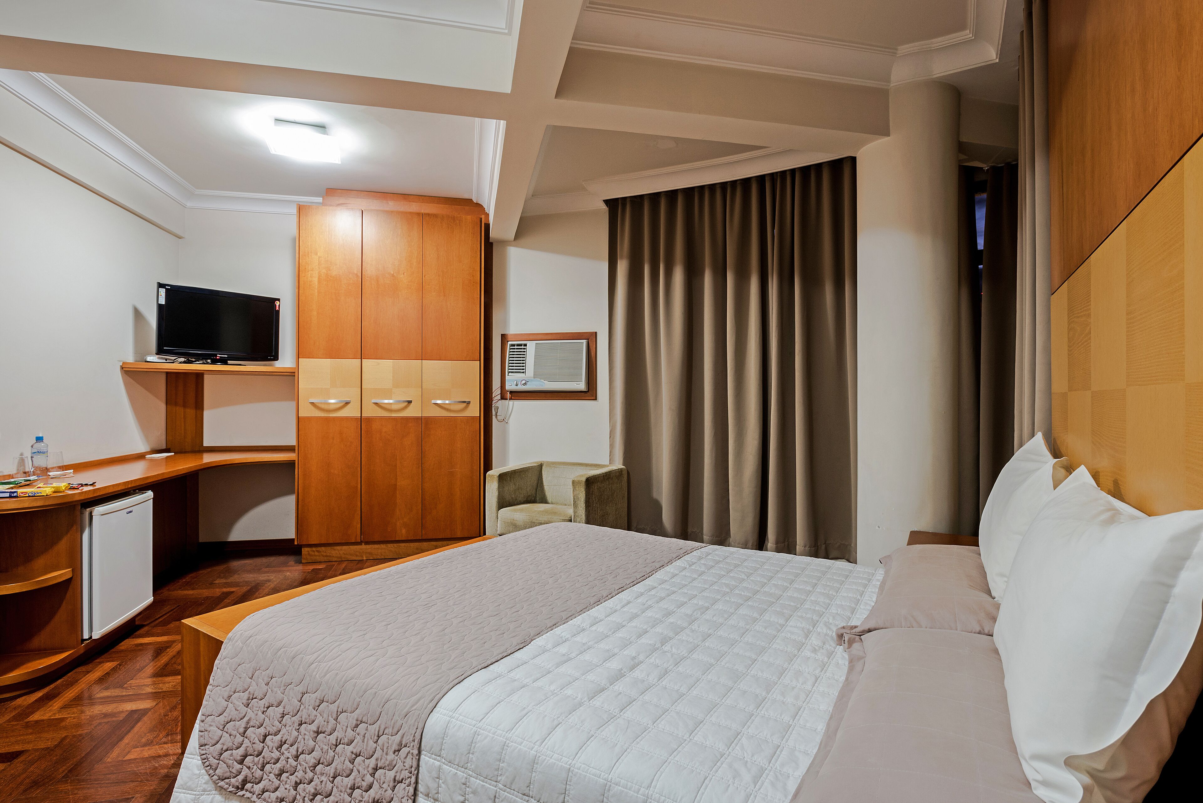 luxo com cama de casal | 1 bedroom, minibar, desk, blackout curtains