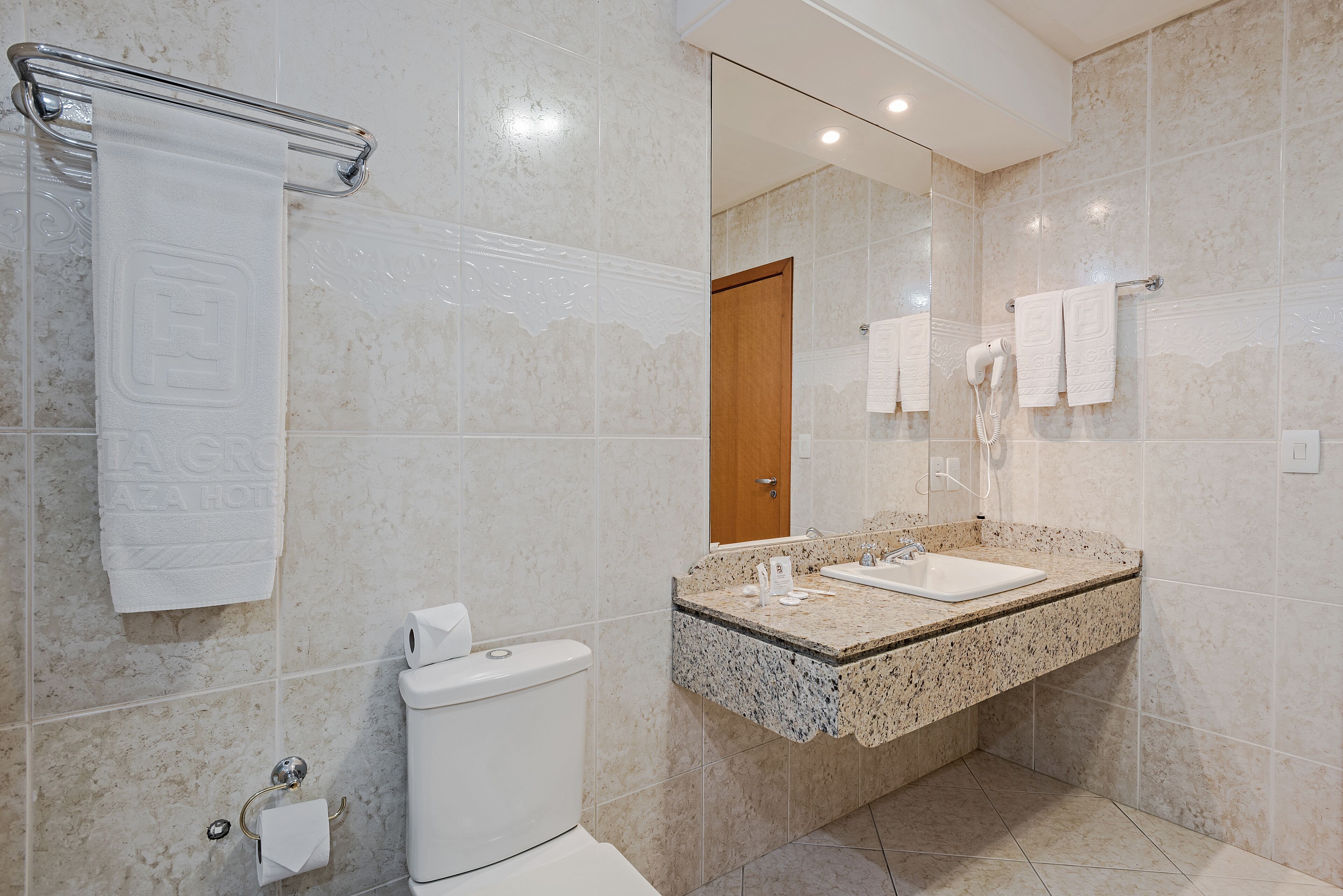 suite com hidromassagem | bathroom | shower, free toiletries, towels