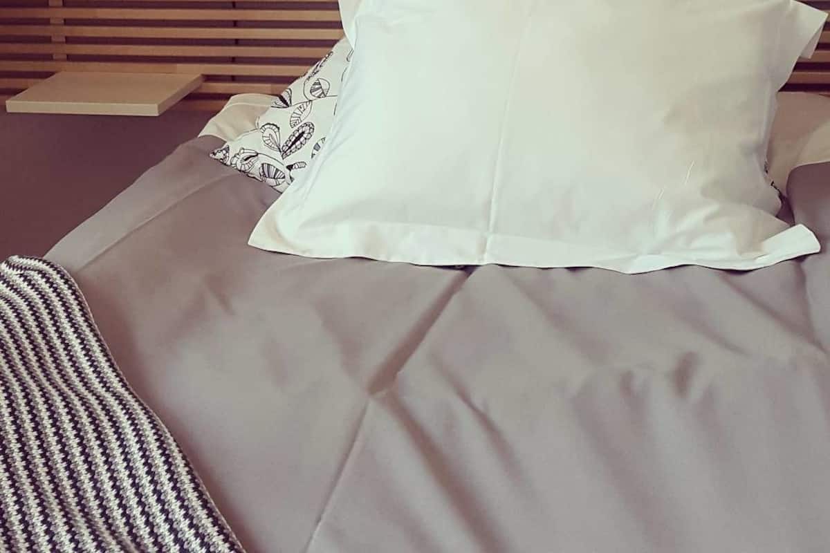 Kamar Double | Seprai premium, meja kerja, tirai kedap cahaya, dan setrika/meja setrika