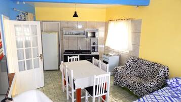 Casa | Cocina privada | Cafetera o tetera, frigorífico, microondas y horno