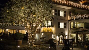 Fassade der Unterkunft – Abend/Nacht