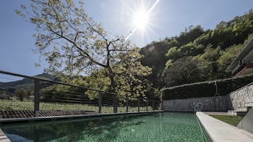 Außenpool (je nach Saison geöffnet), Pool auf dem Dach, Sonnenschirme