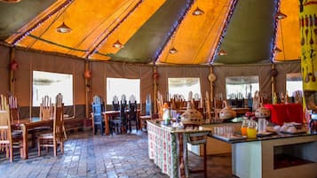 Petit déjeuner, déjeuner et dîner servis sur place