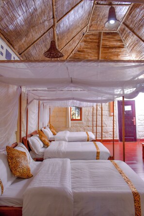 Habitación triple | Ropa de cama de alta calidad y decoración individual