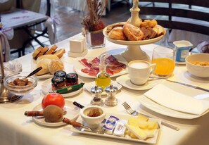 Tägliches inbegriffenes kontinentales Frühstück