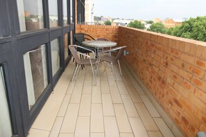 Familiesuite | Safe på rommet, skrivebord, blendingsgardiner og strykejern/-brett