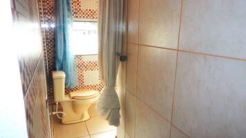 Apartamento standard, 1 quarto | Banheiro | Chuveiro, toalhas de banho