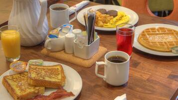 Café da manhã feito na hora todos os dias mediante uma taxa