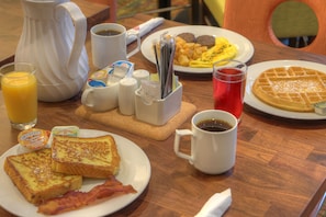 Päivittäinen tilauksen mukaan valmistettu aamiainen maksusta