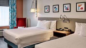 Een bureau, een laptopwerkplek, verduisterende gordijnen