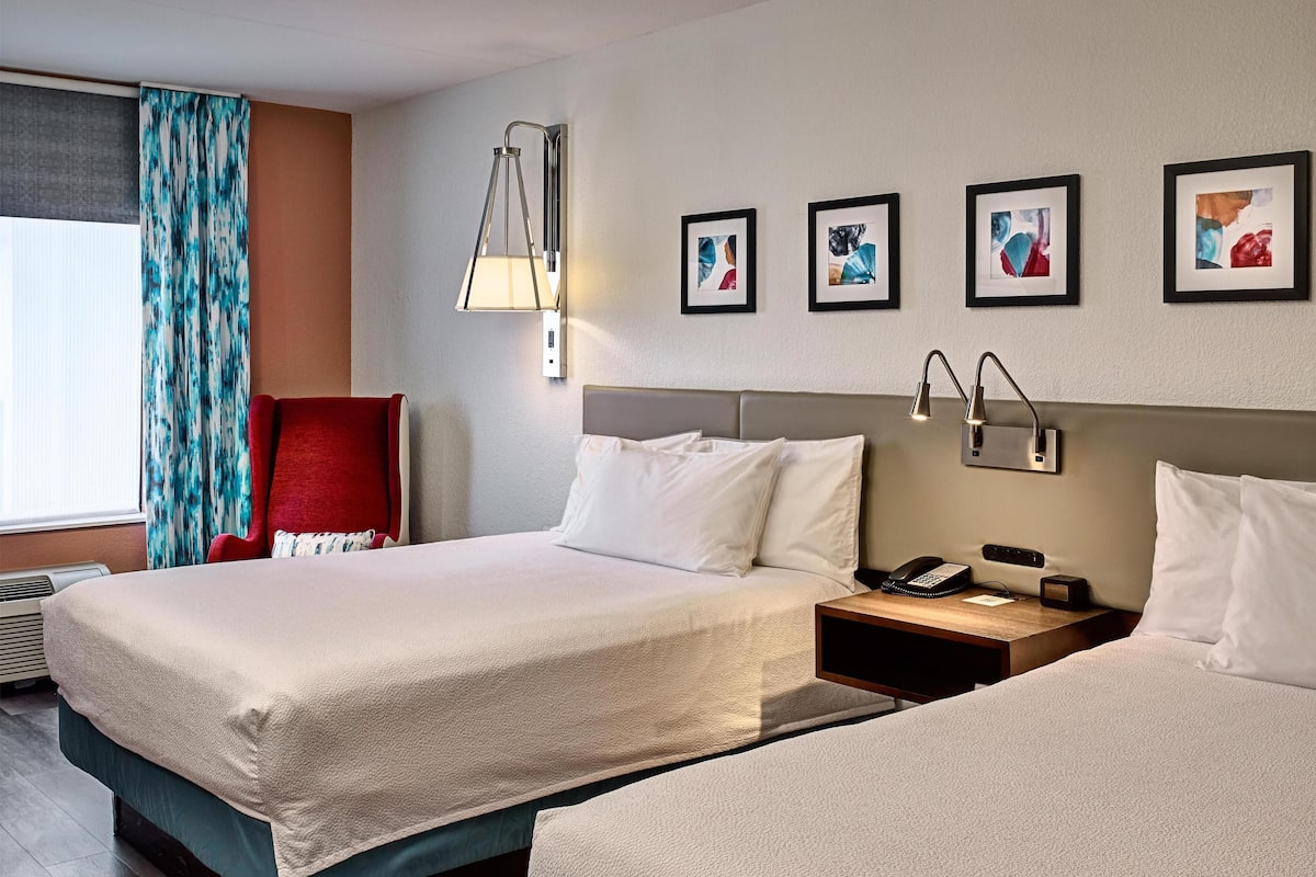 Työpöytä, kannettavalle tietokoneelle sopiva työtila, pimennysverhot