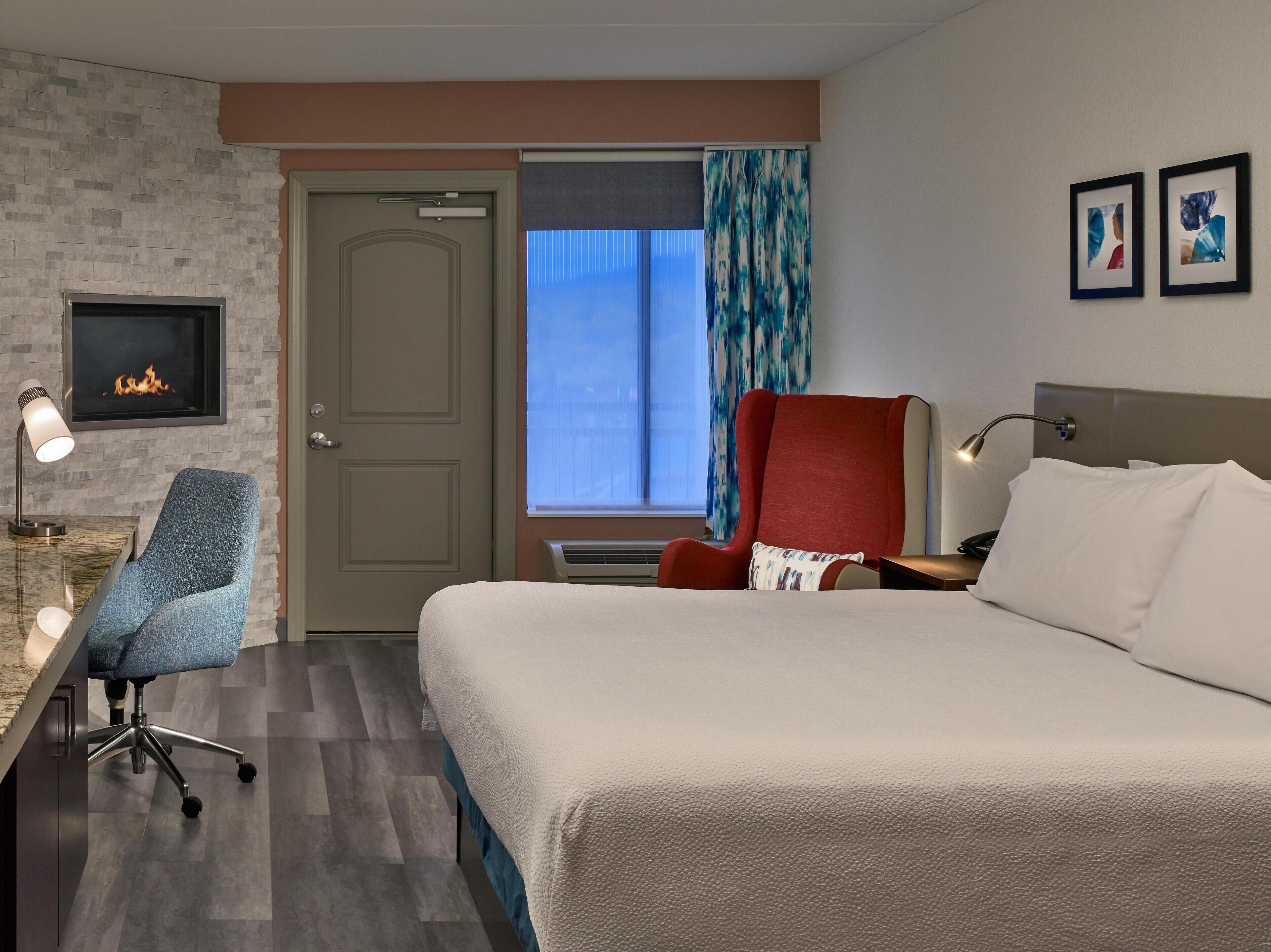 Bureau, espace de travail pour ordinateur portable, rideaux occultants