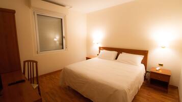 Schreibtisch, schallisolierte Zimmer, Babybetten, Zustellbetten