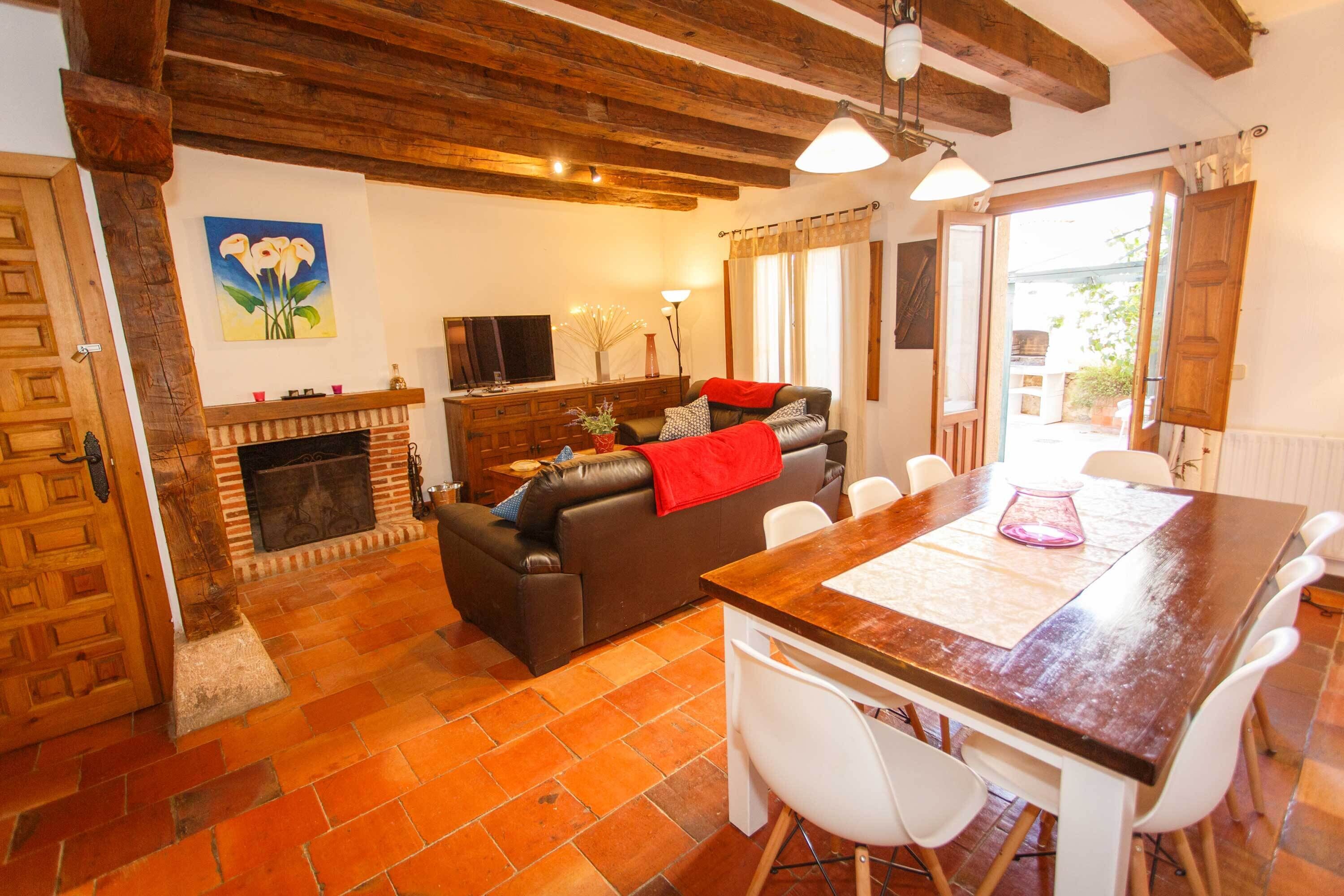 Traditional Chalet, 4 Bedrooms, City View (Panadero) | Living area | Flat-screen TV, fireplace, Netflix, DVD player