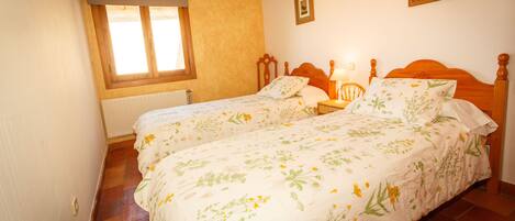 Tradisjonell alpehytte, 4 soverom, byutsikt (Panadero) | Sengetøy av topp kvalitet, individuelt dekorert og individuelt innredet