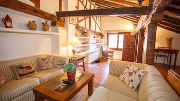 Traditional House, 3 Bedrooms, Corner (Serrador) | Living area | Flat-screen TV, fireplace, Netflix, DVD player