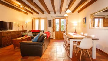 Traditional Chalet, 4 Bedrooms, City View (Panadero) | Living area | Flat-screen TV, fireplace, Netflix, DVD player