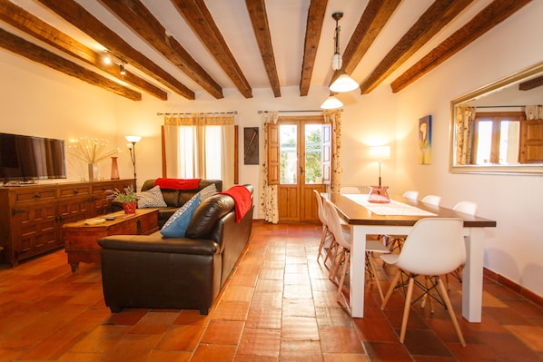 Traditional Chalet, 4 Bedrooms, City View (Panadero) | Living area | Flat-screen TV, fireplace, Netflix, DVD player - El Bulín de Pedraza (Pedraza)