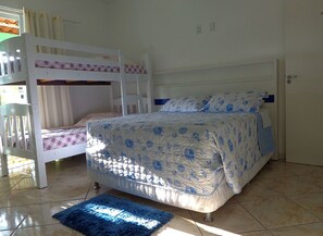 Minibar, una scrivania, tende oscuranti, Wi-Fi gratuito