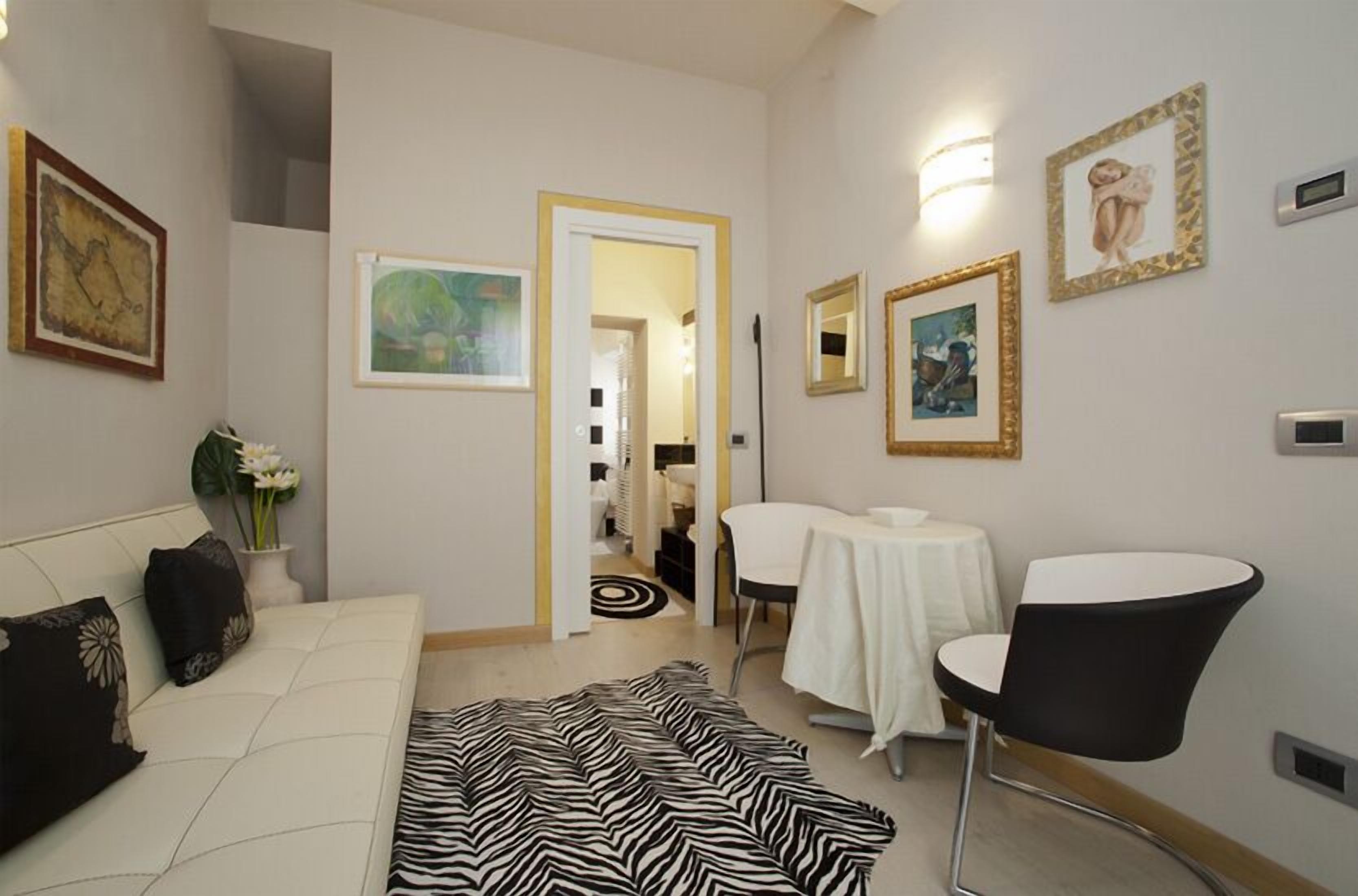 Suite (White) | Wohnbereich | Fernseher