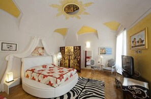 Suite (White) | In-room safe, desk, free WiFi - Lori's Inn (Mondovi)