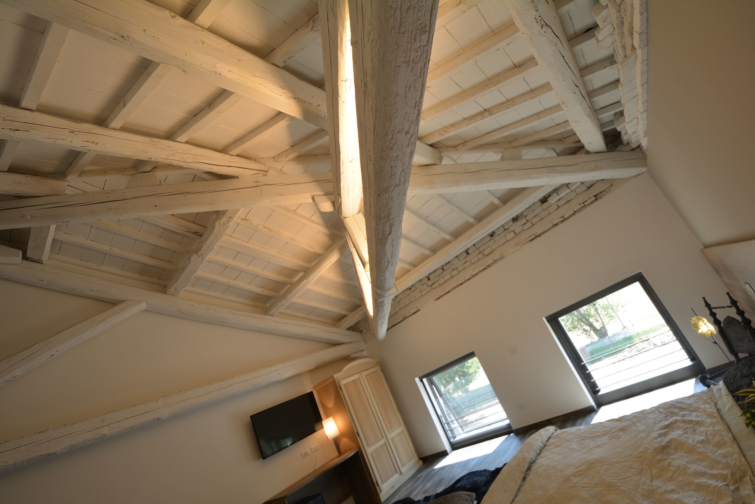 Desk, soundproofing, free WiFi, bed sheets