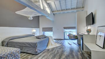Un dormitorio moderno con una cama grande, un escritorio con una computadora y una silla.