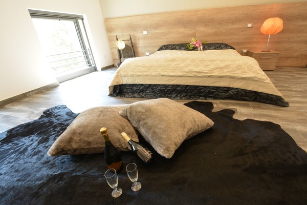 Desk, soundproofing, WiFi (free), bed sheets