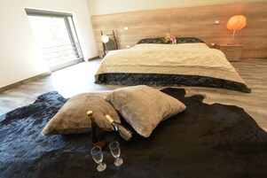 Una scrivania, insonorizzazione, Wi-Fi gratuito, lenzuola