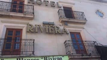 Vista frontal de la propiedad