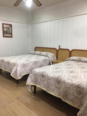 Quarto casal, 2 camas de casal | Wi-Fi de cortesia, roupa de cama
