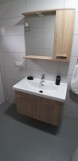 Standaard Twin kamer | Badkamer | Een douche, gratis toiletartikelen, een haardroger, pantoffels