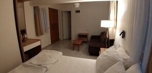 Familie studio, 2 tweepersoonsbedden, toegankelijk voor mindervaliden, uitzicht op de binnenplaats | Lakens van Egyptisch katoen, luxe beddengoed, een minibar