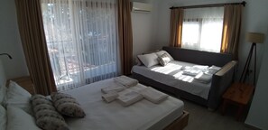 Kamar Keluarga, balkon | Seprai katun Mesir, seprai premium, minibar, dan kedap suara