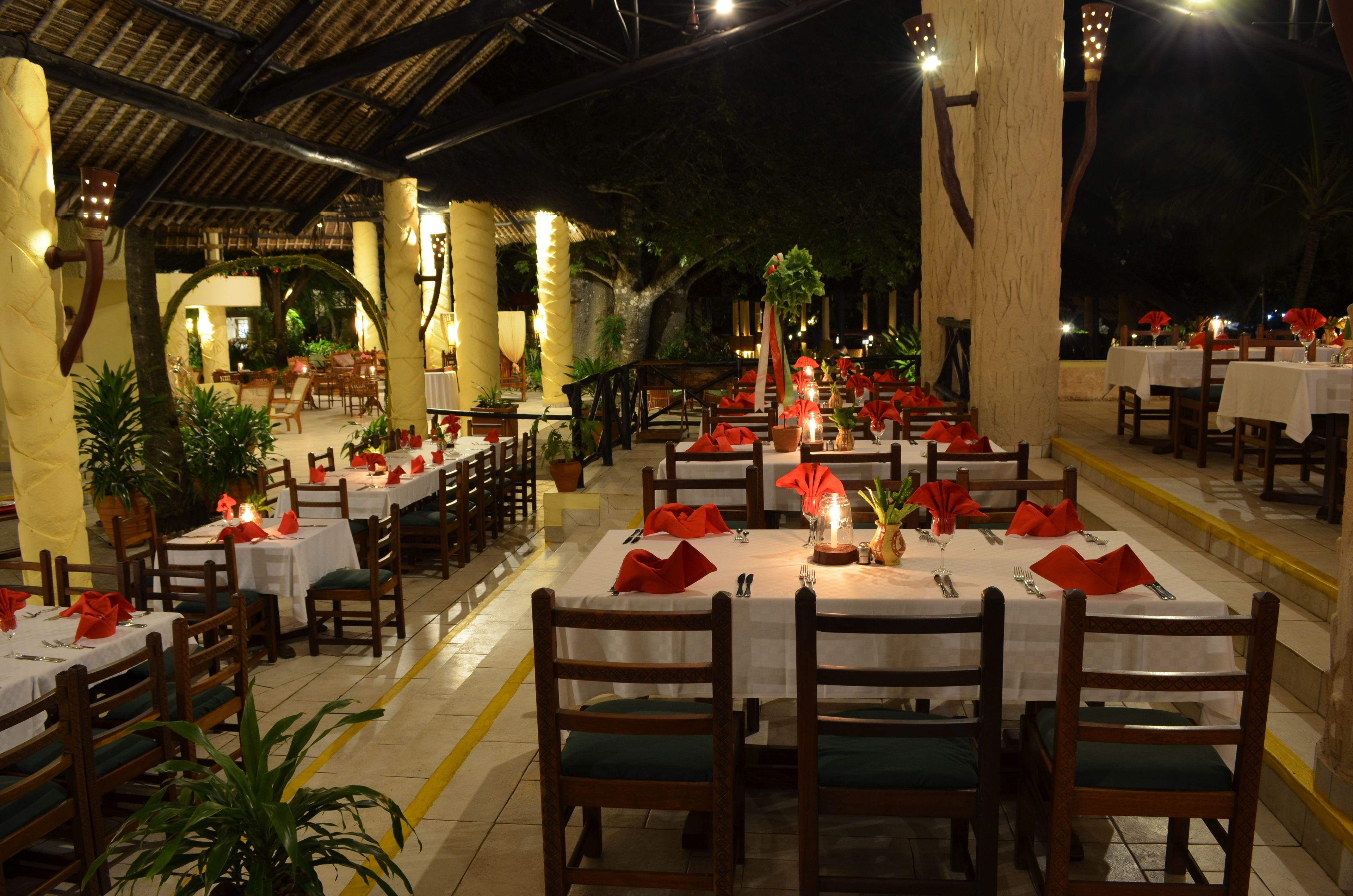 5 restaurants, breakfast, lunch, dinner served; international cuisine